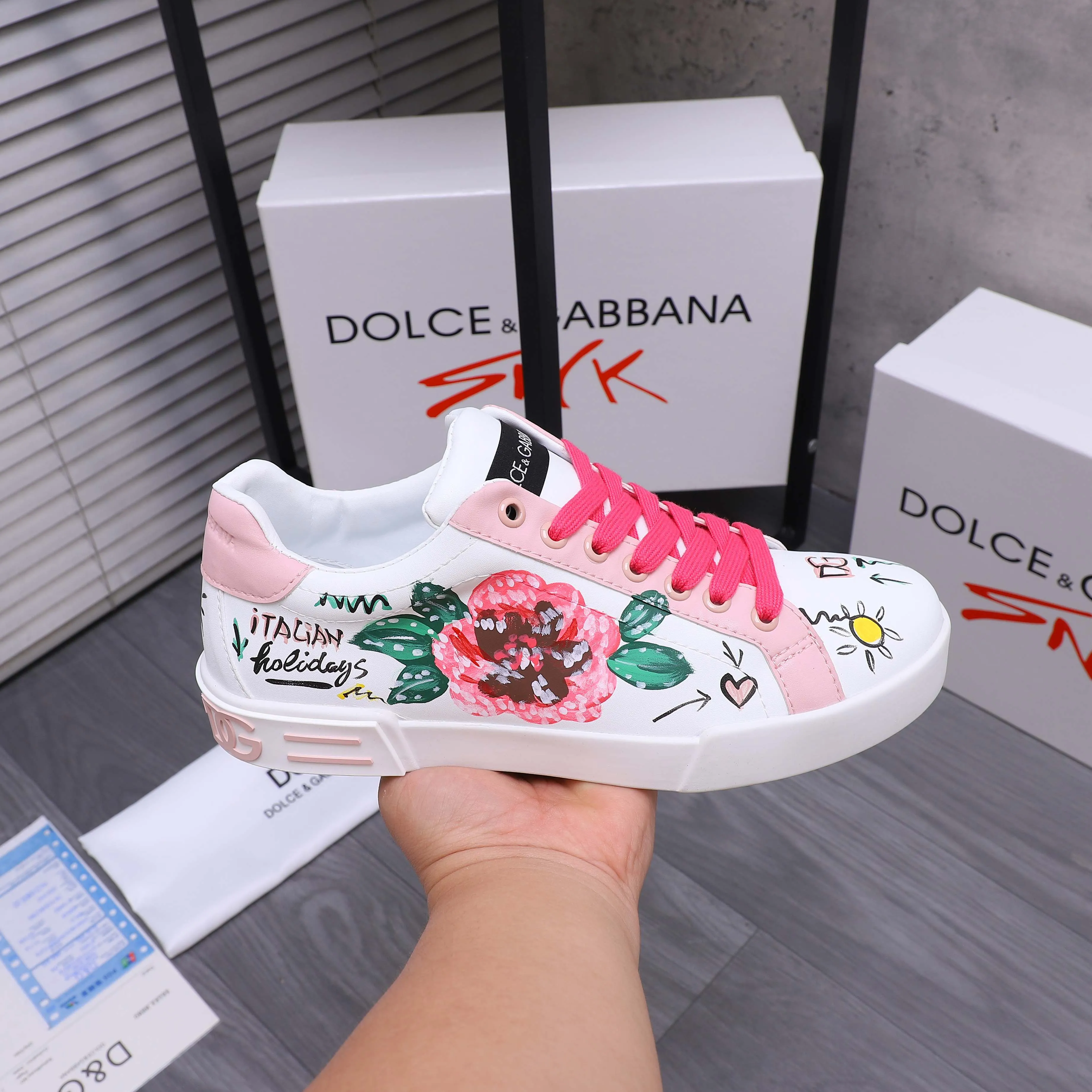 Men's shoes 💰480 Product trademark: DG (Dolce & Gabbana) couple's casual shoes Regular size: 35-46 (45.46 is custom-made and non-refundable) Product materials: Selected graffiti cowhide upper, leather lining, cowhide insole, original outsole
